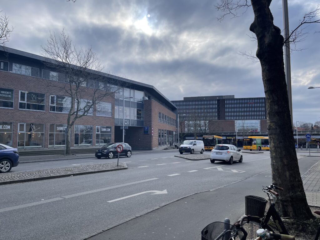 Billig tandlæge lyngby ved Jernbanepladsen station og Jernbanevej